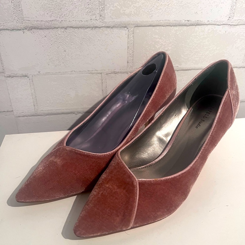Beautiful women’s pink velvet pumps